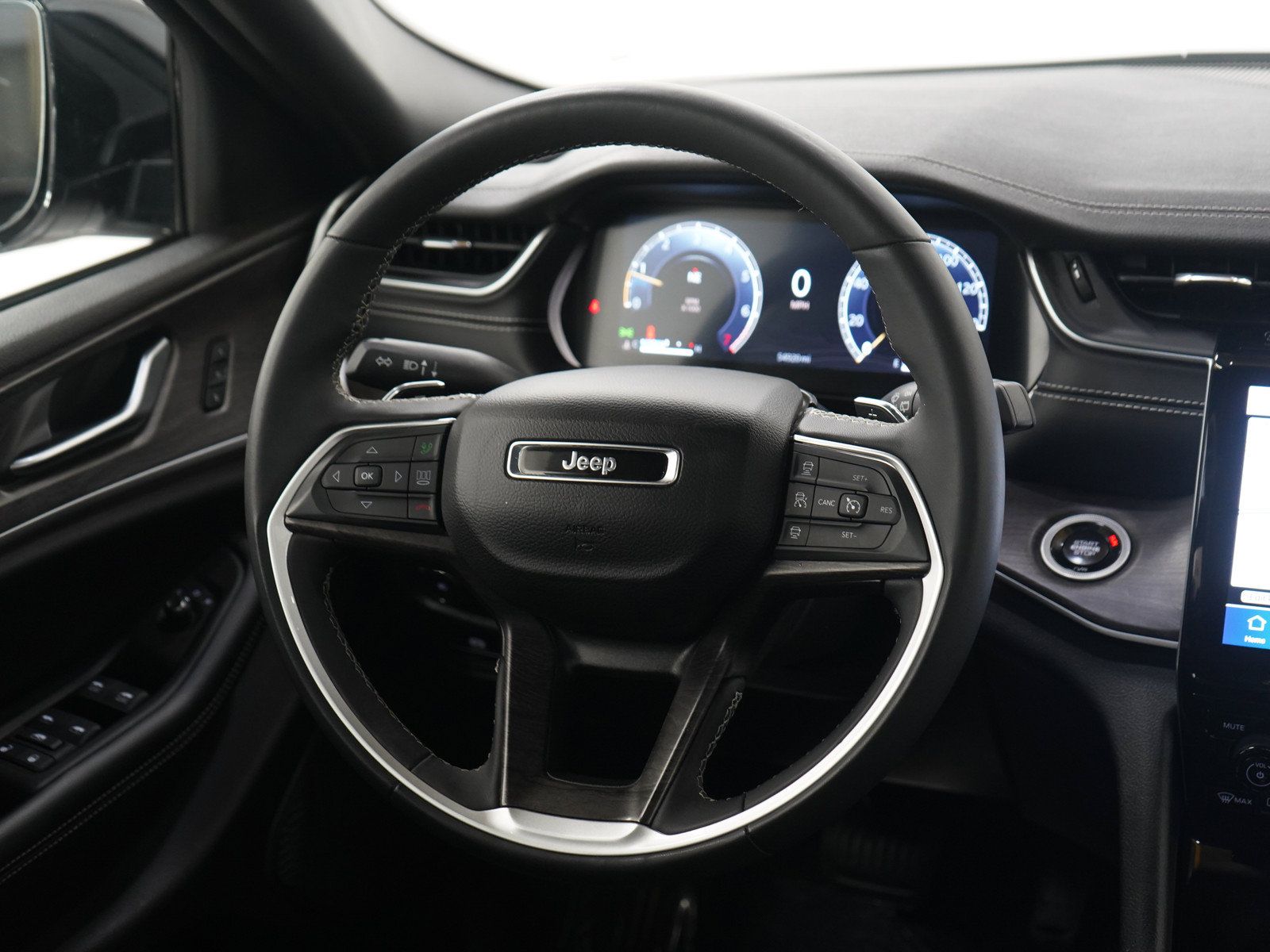 Used 2024 Jeep Grand Cherokee Limited w/ Luxury Tech Group II AWD/4WD image 15