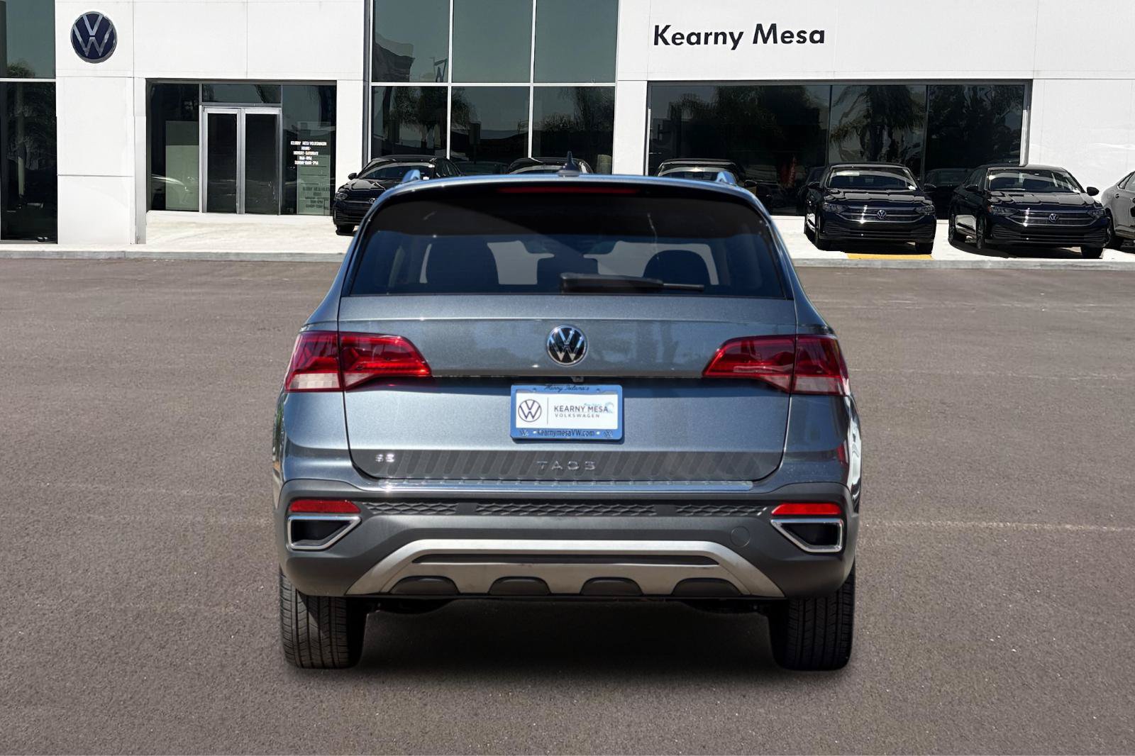 Used 2023 Volkswagen Taos SE w/ Panoramic Sunroof Package FWD image 5
