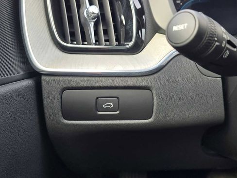Used 2025 Volvo XC60 B5 Plus image 29