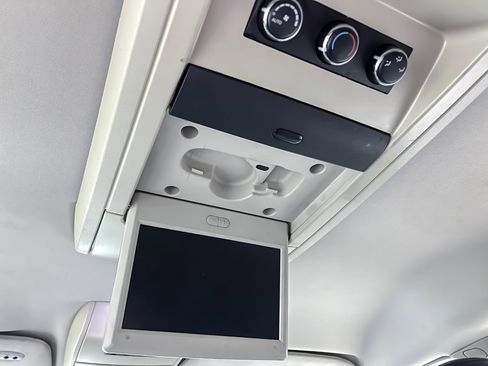 Used 2014 Chrysler Town & Country Touring image 31