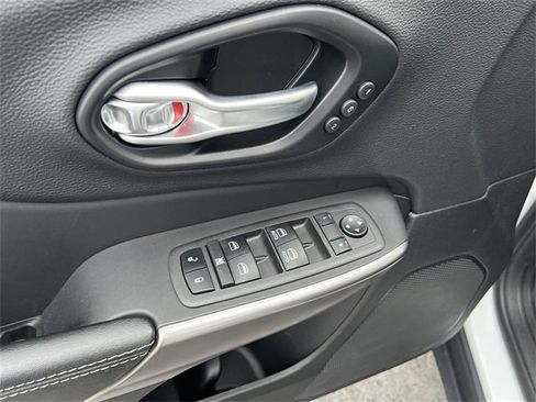 Used 2022 Jeep Cherokee Limited image 15