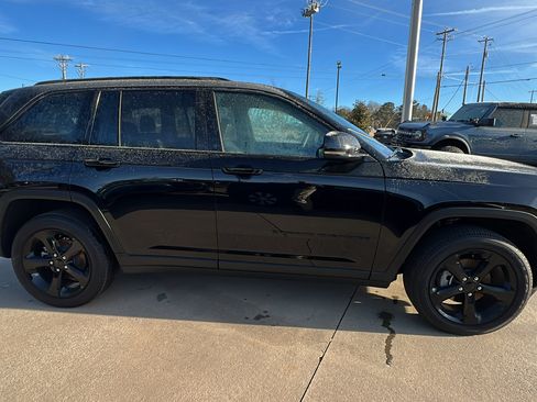 Used 2025 Jeep Grand Cherokee Altitude image 7