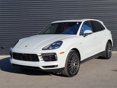 Certified 2022 Porsche Cayenne Platinum Edition image 2