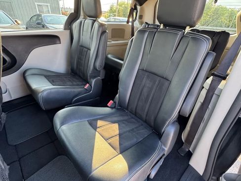 Used 2019 Dodge Grand Caravan SXT FWD image 16