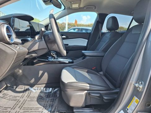 Used 2025 Chevrolet Trax LT FWD image 11