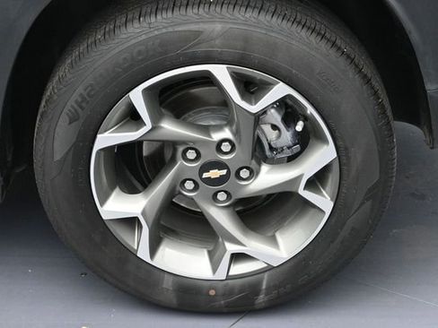 Used 2025 Chevrolet Trax LT w/ LT Convenience Package FWD image 8