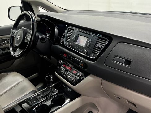 Used 2016 Kia Sedona EX FWD image 19