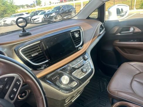 Used 2017 Chrysler Pacifica Limited FWD image 11