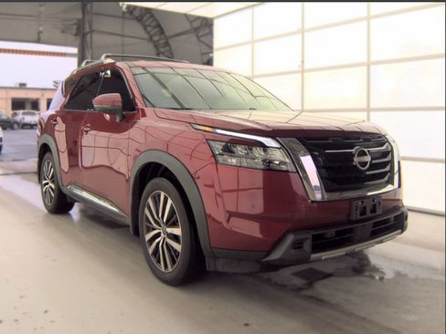 Certified 2024 Nissan Pathfinder Platinum w/ Cargo Package AWD/4WD image 6
