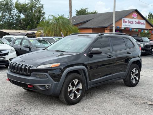 Used 2016 Jeep Cherokee Trailhawk w/ Comfort/Convenience Group AWD/4WD image 3