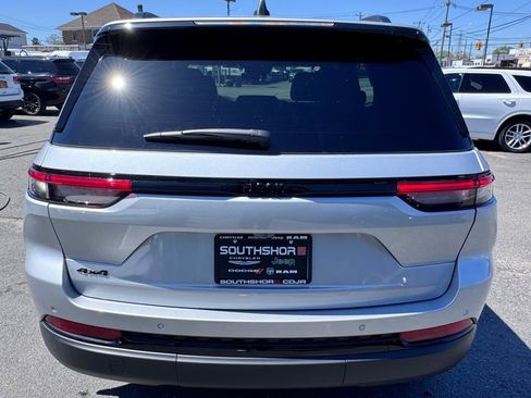 Used 2025 Jeep Grand Cherokee Altitude AWD/4WD image 6