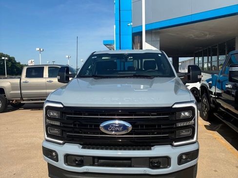 Used 2025 Ford F250 Platinum w/ FX4 Off-Road Package AWD/4WD image 2