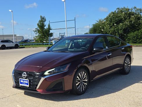 Used 2025 Nissan Altima 2.5 SV FWD image 9