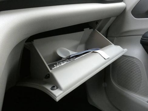 Used 2024 Chrysler Pacifica Touring-L FWD image 28