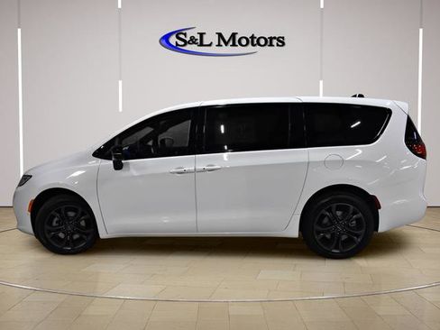 New 2026 Chrysler Pacifica Select AWD/4WD image 3