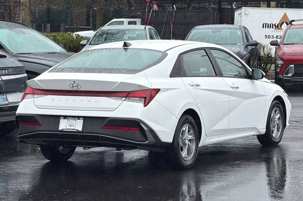 Certified 2026 Hyundai Elantra SE FWD image 5