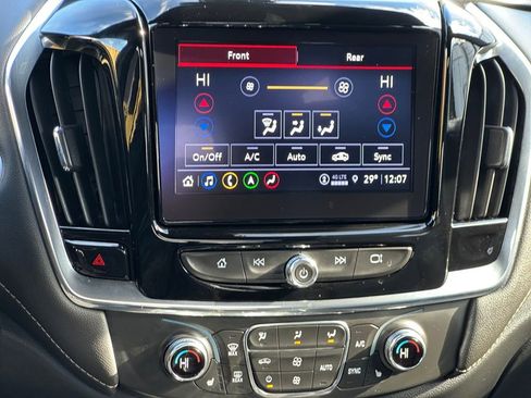 Used 2023 Chevrolet Traverse LT w/ LT Premium Package image 17