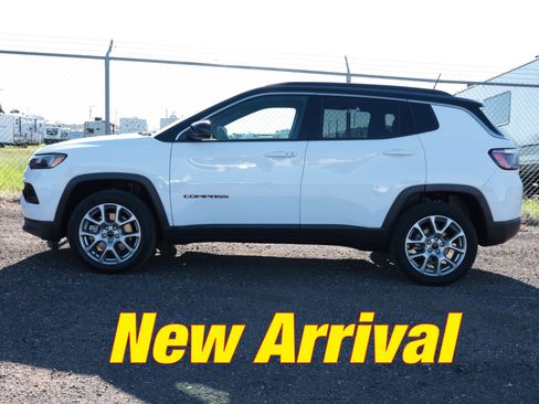 Used 2025 Jeep Compass Limited AWD/4WD image 2