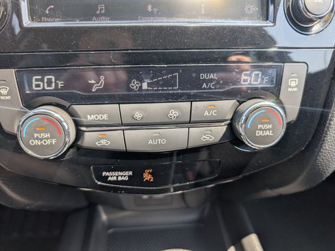 Used 2018 Nissan Rogue SV AWD/4WD image 19