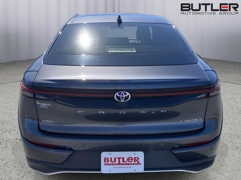 Used 2023 Toyota Crown image 4