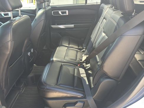 Used 2021 Ford Explorer XLT w/ Equipment Group 202A AWD/4WD image 19