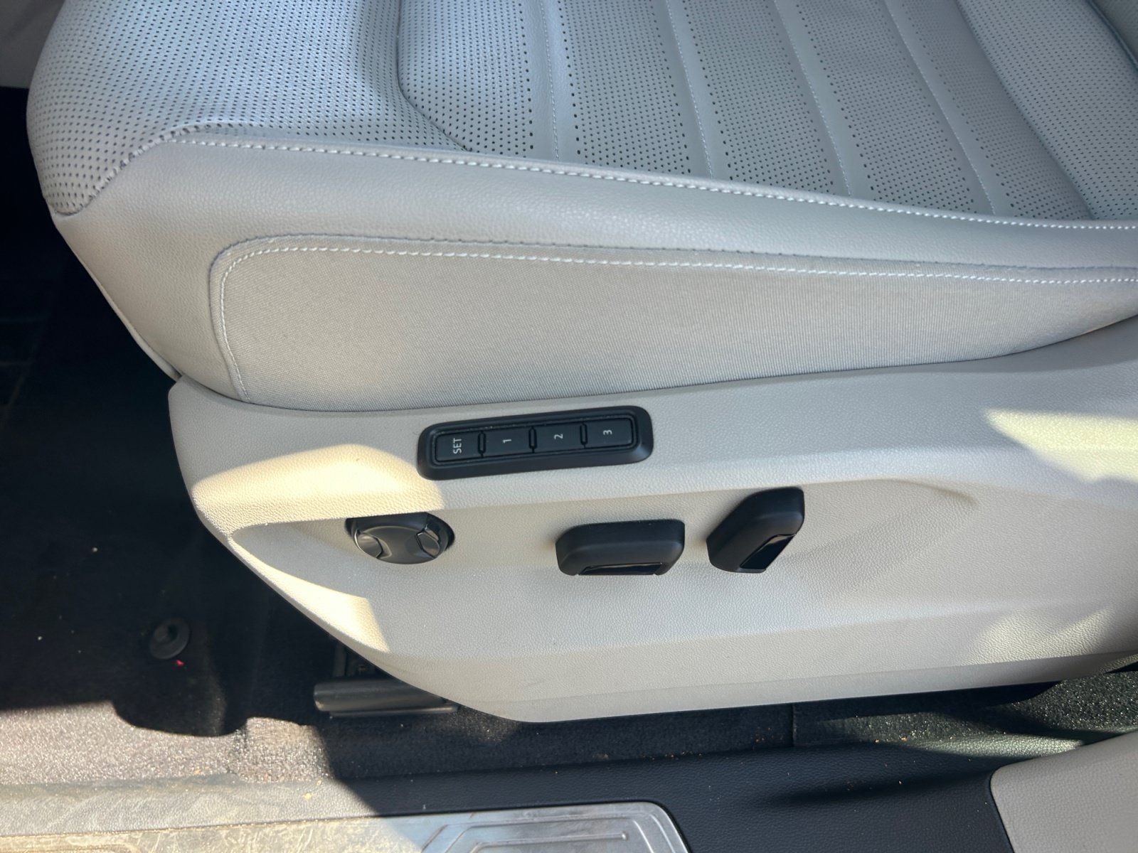 Certified 2025 Volkswagen Atlas SEL AWD/4WD image 14