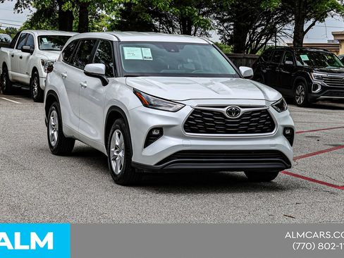 Used 2024 Toyota Highlander LE FWD image 5