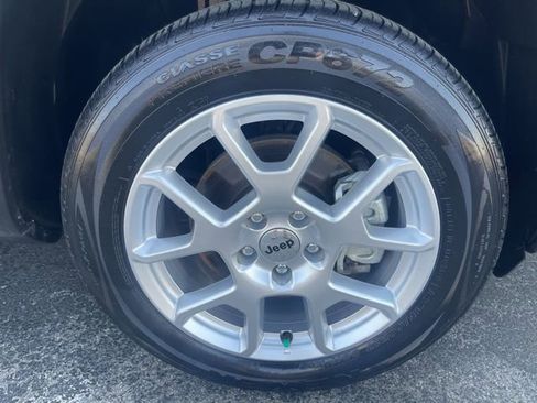 Used 2023 Jeep Renegade Latitude w/ Premium Group image 13