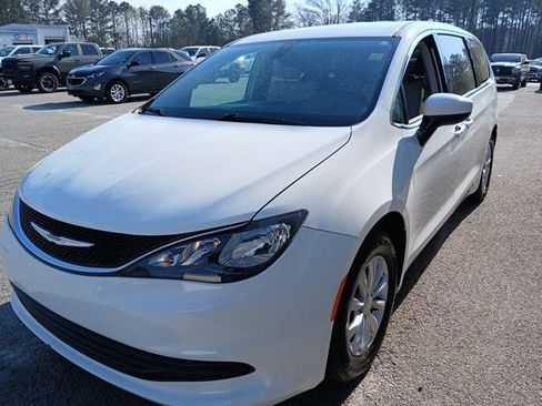Used 2017 Chrysler Pacifica Touring w/ Tire & Wheel Group FWD image 6