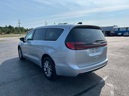 Used 2023 Chrysler Pacifica Touring-L AWD/4WD image 3