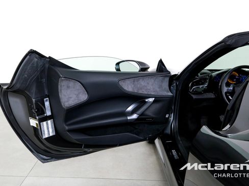 Used 2022 Ferrari SF90 Spider image 12