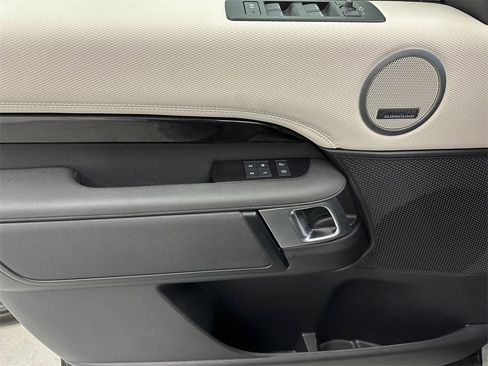 Used 2023 Land Rover Discovery Metropolitan Edition image 16