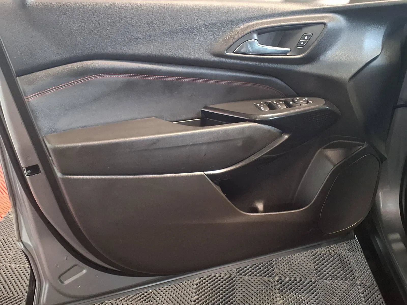 Used 2024 Chevrolet Trax RS w/ Driver Confidence Package FWD image 16