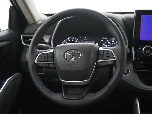 Used 2025 Toyota Highlander XLE AWD/4WD image 20