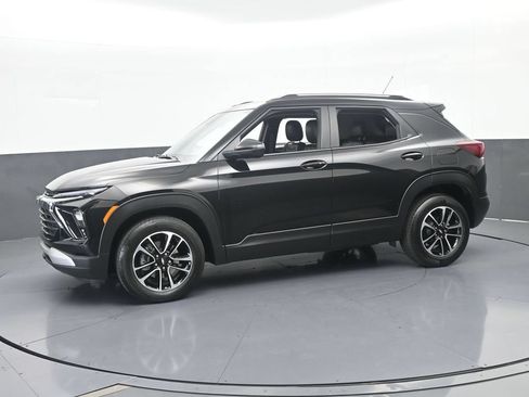 Used 2024 Chevrolet TrailBlazer LT w/ Driver Confidence Package FWD image 2