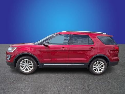 Used 2017 Ford Explorer XLT w/ Equipment Group 202A FWD image 4