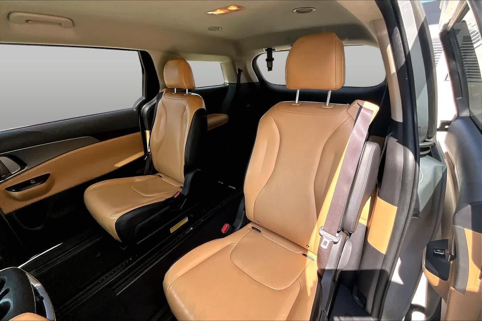 Used 2022 Kia Carnival LX FWD image 18