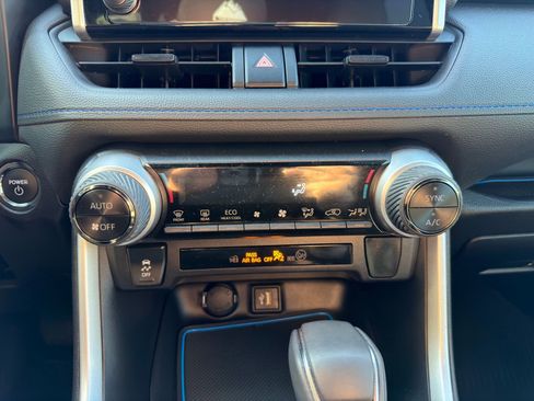 Used 2025 Toyota RAV4 SE image 25