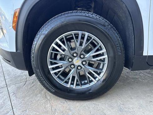 Used 2025 Chevrolet Traverse LT image 10