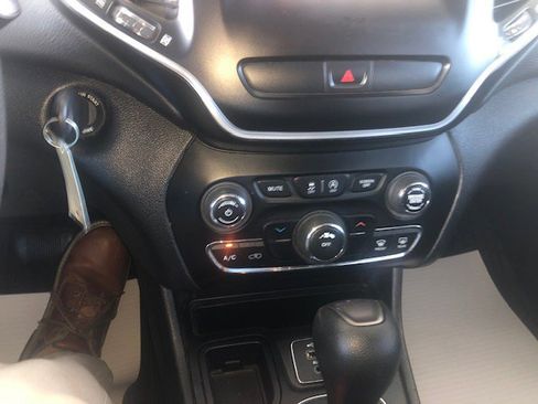 Used 2019 Jeep Cherokee Latitude w/ Popular Appearance Group image 14