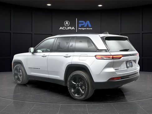 Used 2025 Jeep Grand Cherokee Altitude AWD/4WD image 24