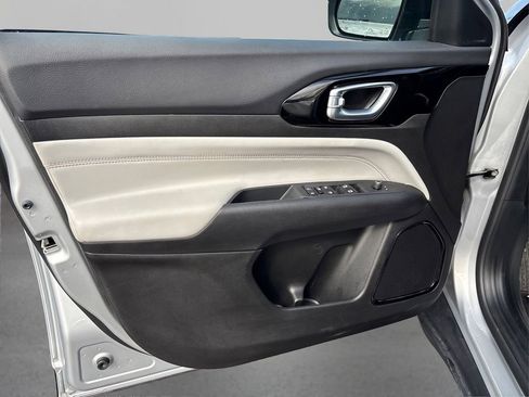 Used 2025 Jeep Compass Limited image 21