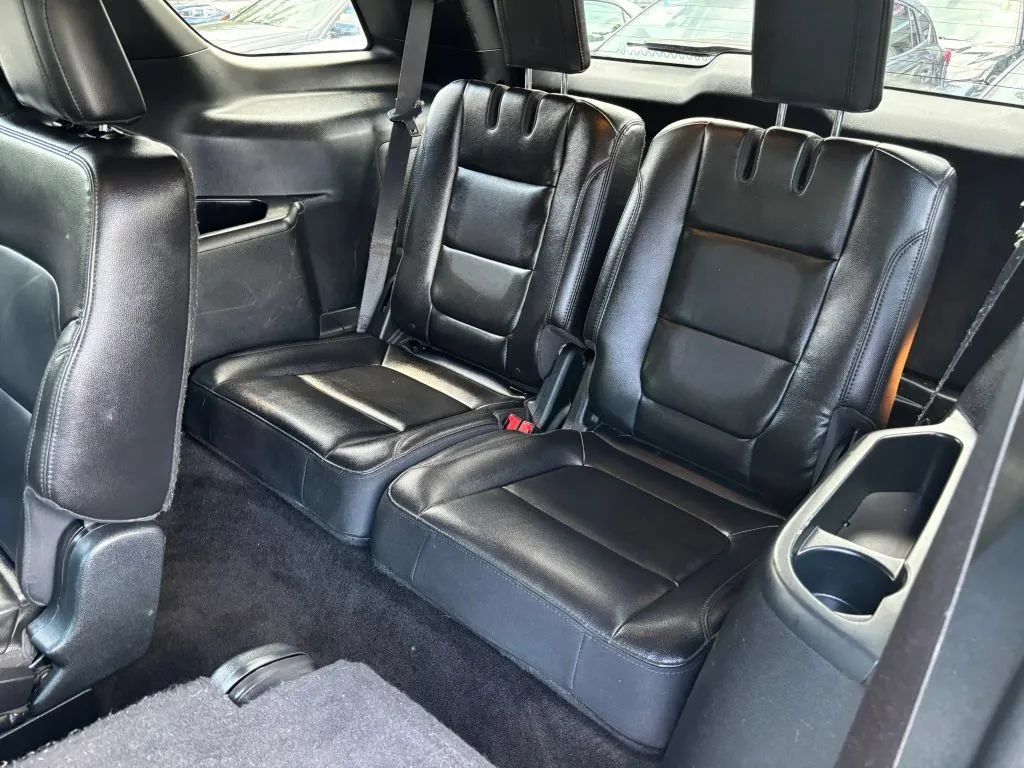 Used 2018 Ford Explorer XLT w/ Equipment Group 202A AWD/4WD image 14