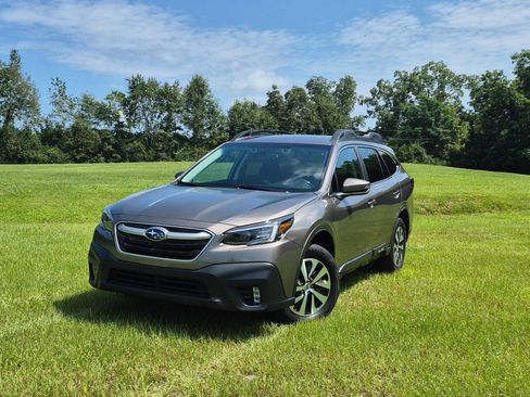 Used 2022 Subaru Outback Premium image 2
