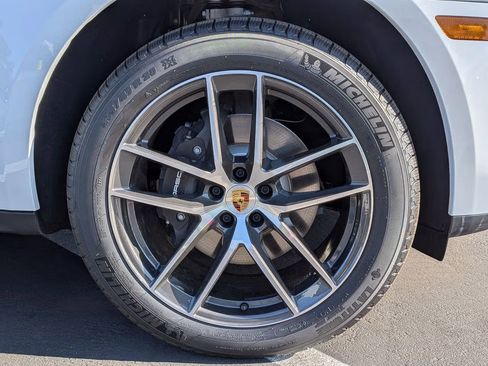 Certified 2025 Porsche Macan AWD/4WD image 12