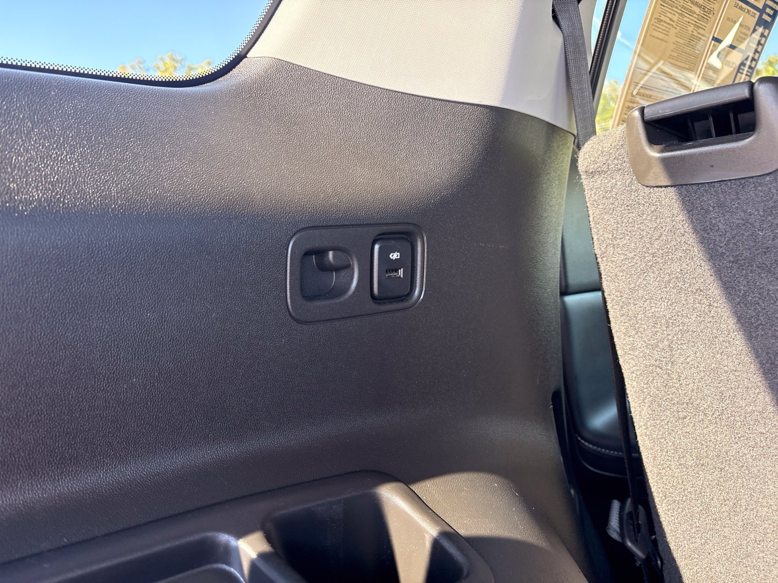 Used 2021 GMC Acadia SLE w/ Driver Convenience Package FWD image 32