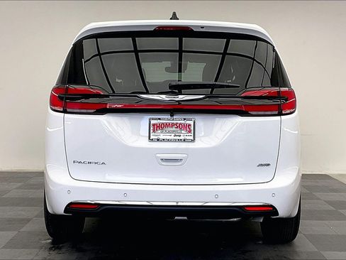 New 2026 Chrysler Pacifica Select image 3