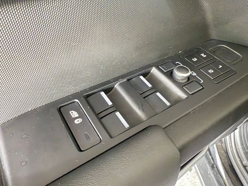 Used 2022 Land Rover Defender 110 V8 AWD/4WD image 11