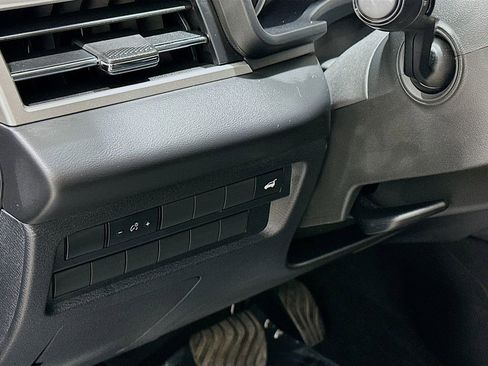 Used 2025 Mitsubishi Outlander SE image 10