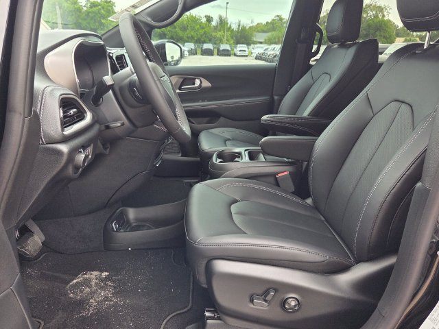 New 2027 Chrysler Pacifica Select FWD image 11